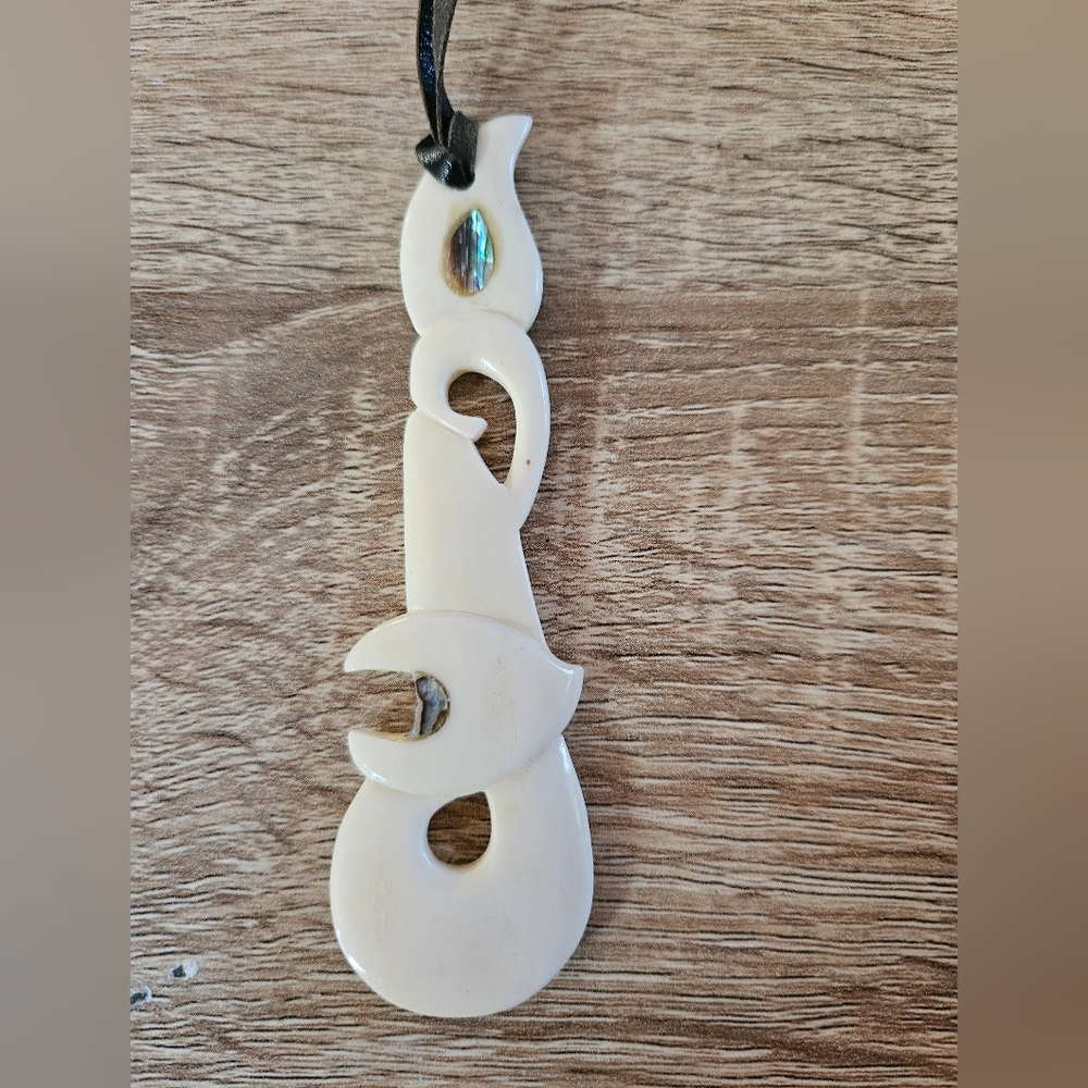 Polynesian Hand Carved Bone Fish and Abalone With Black Leather Chain - Picture 3 of 7